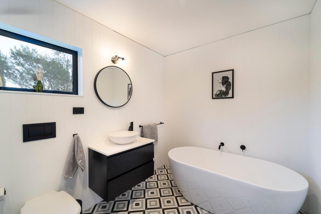 Black Barn Modern: Luxe Martinborough Escape Esterno foto