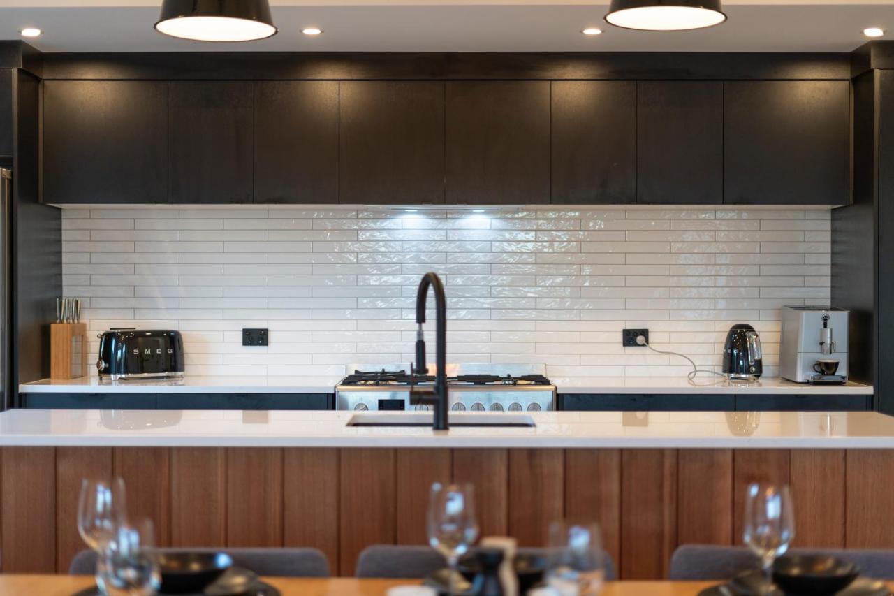 Black Barn Modern: Luxe Martinborough Escape Esterno foto